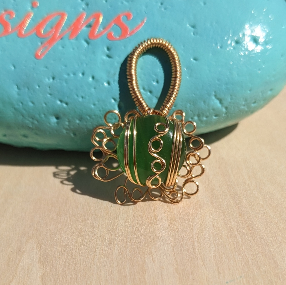 Green Cat's Eye Glass Gold Wire Wrapped Pendant Artisan Beautiful Unique Fancy - Picture 1 of 12